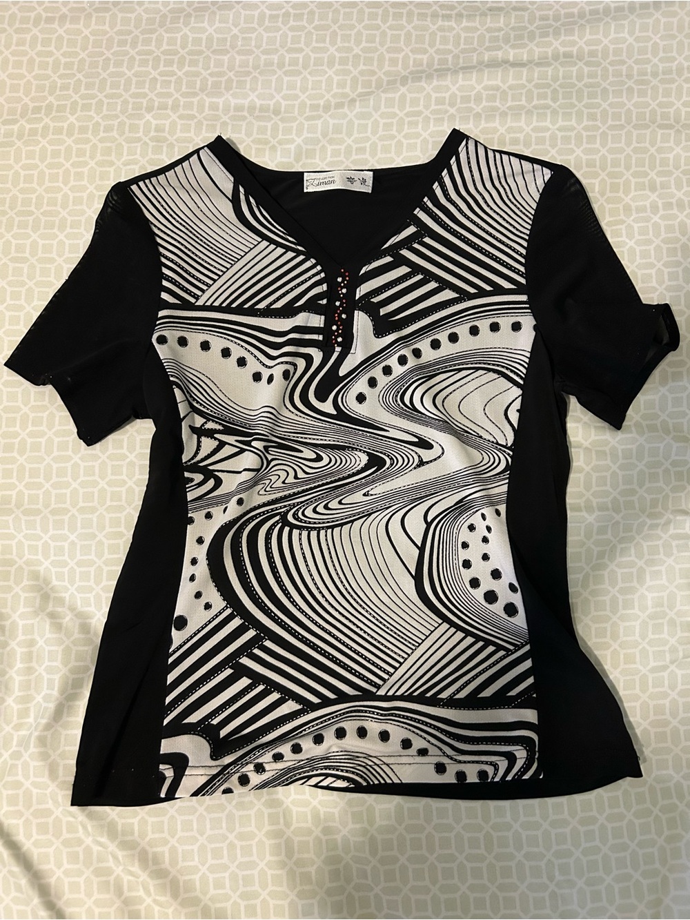5/$10‼️ Vintage Black & White Graphic V-Neck Women's Top